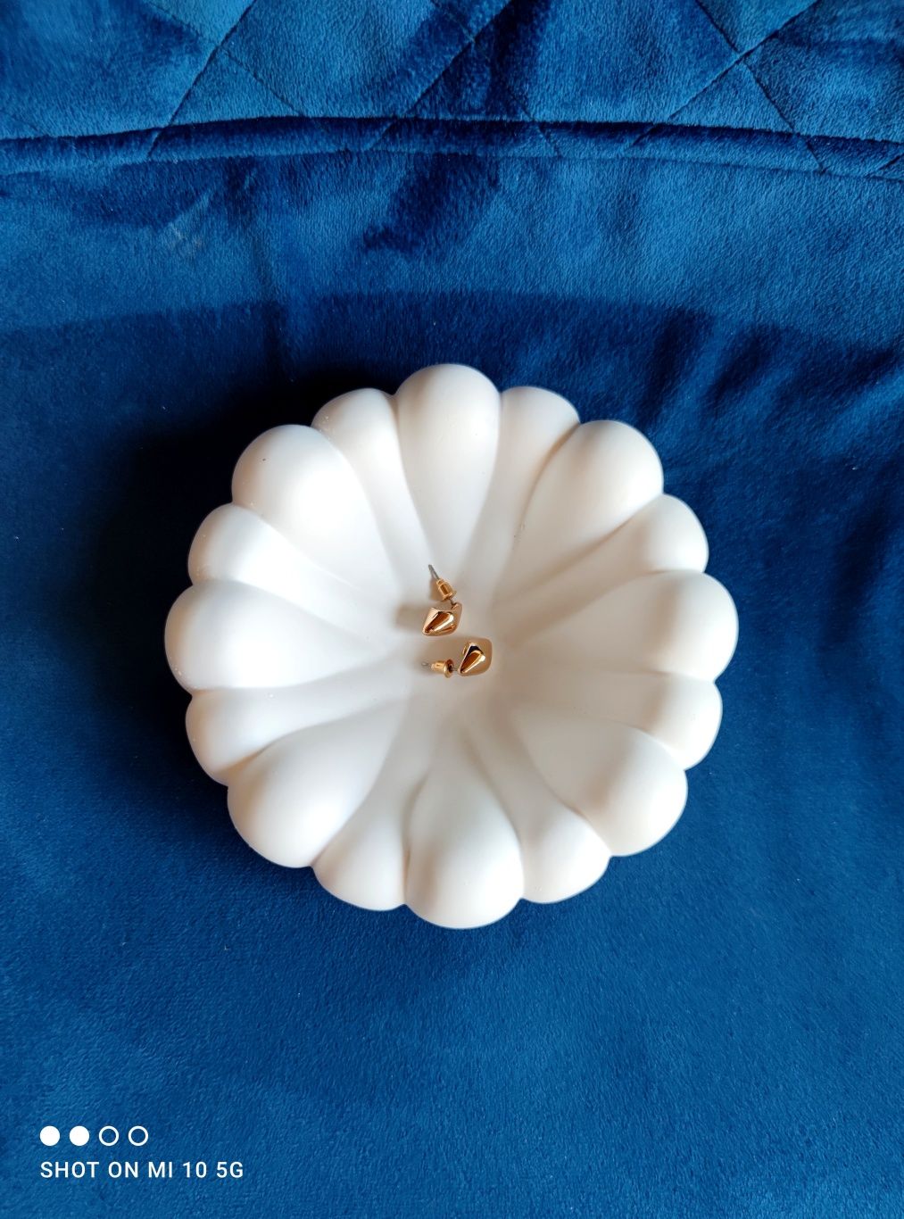 Podstawka podkładka na biżuterię drobiazgi biała z gipsu handmade