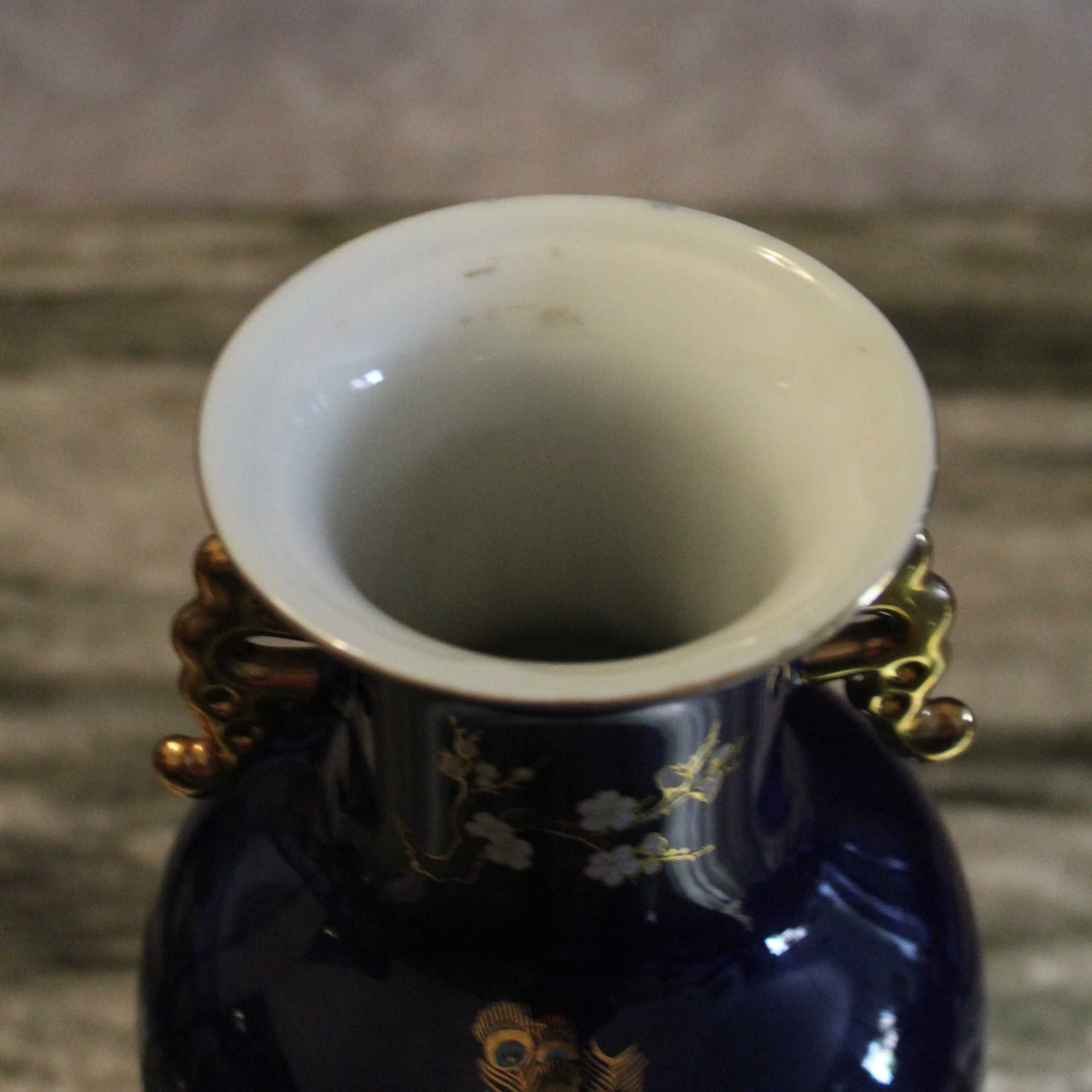 Vaso com  motivo de pavão asiático azul-cobalto e dourado com alças.