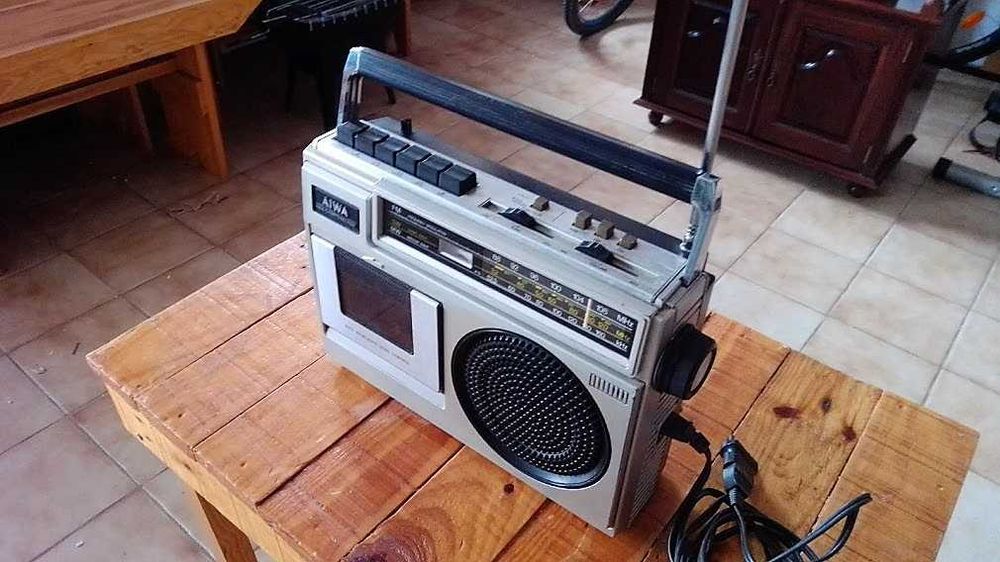Rádio  Aiwa, modelo TPR145,