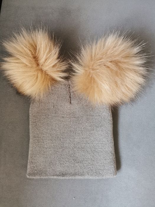 Czapka z pomponami na 9-12 miesięcy