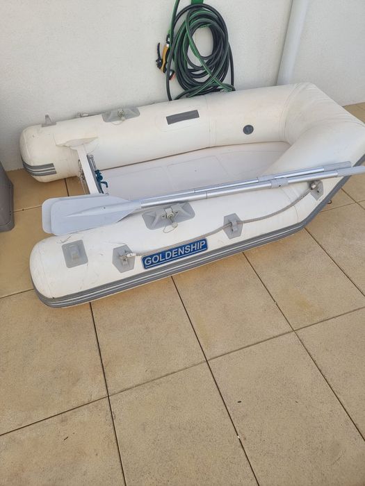 Barco insuflável e outro semi rígido, ambos novos.