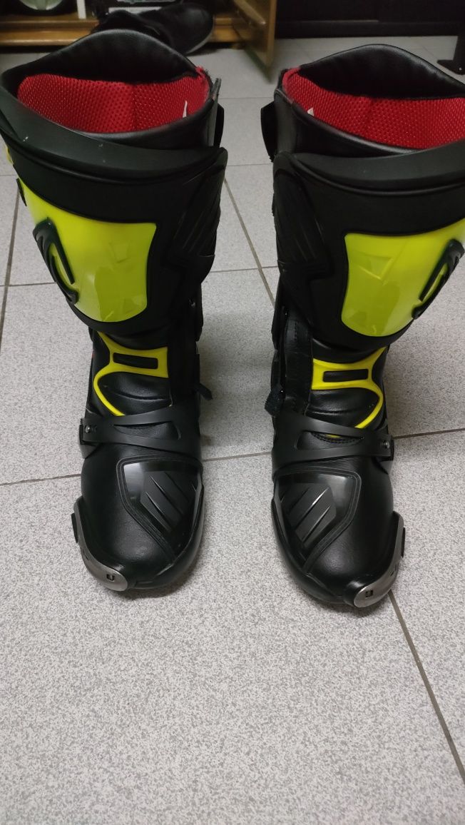 Capacete,botas e calças