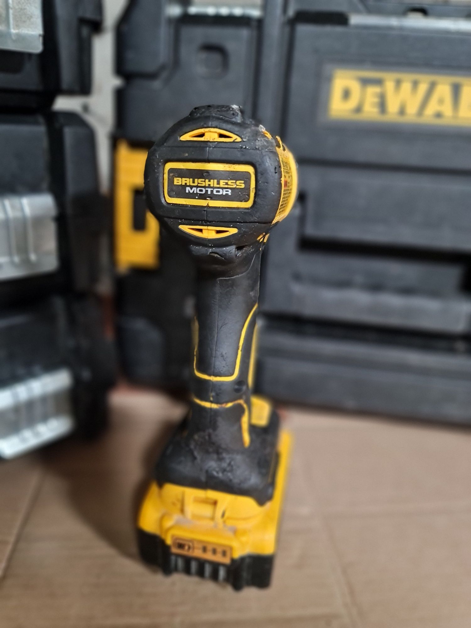 Продам акумуляторний безщітковий імпакт Dewalt DCF887
