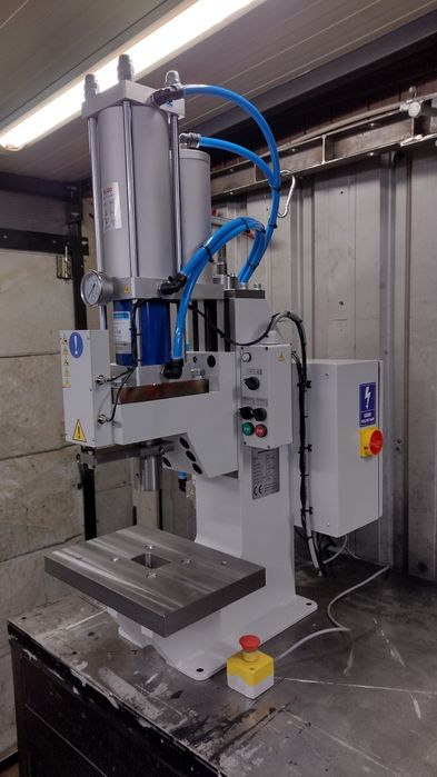 Prasa hydropneumatyczna montażowa (hydrauliczna pneumatyczna)