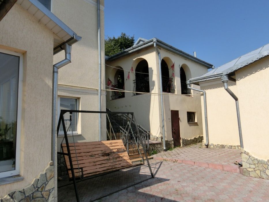 Продається нерухомість- великий маєток