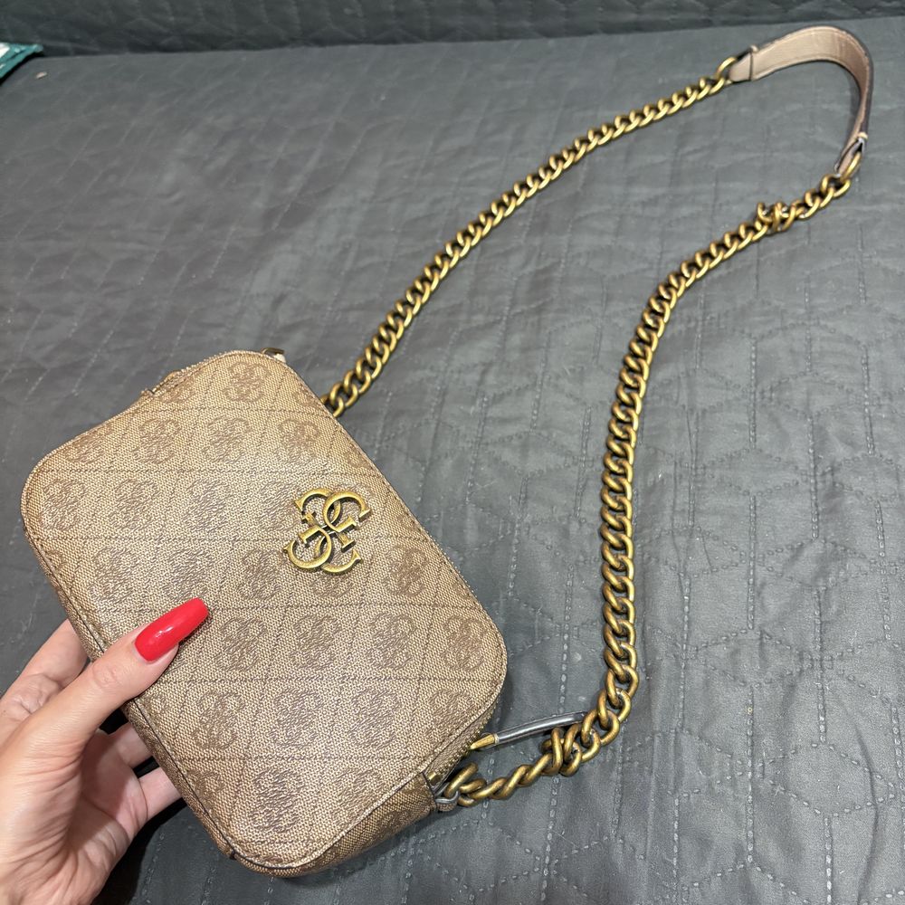 Guess torebka monogram beż nude łańcuszek
