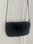 Czarna torebka z futerkiem New Look