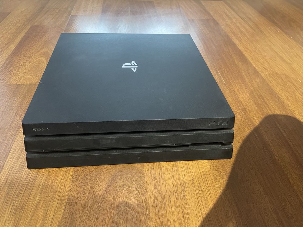 Ps4 pro 1 tb z grami i padami