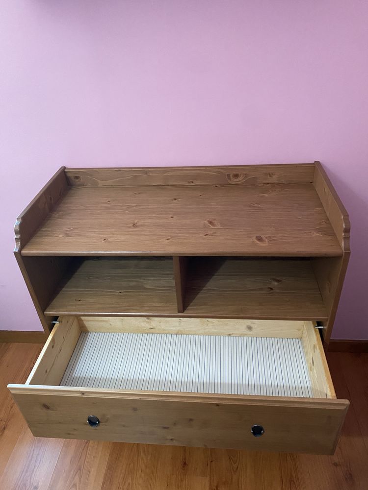 Cómoda com muda fralda.
