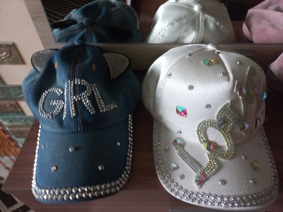 Кепки для дівчинки