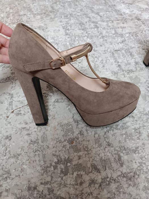 Туфлі бежеві на танкетці та каблуку 39 розмір замшеві