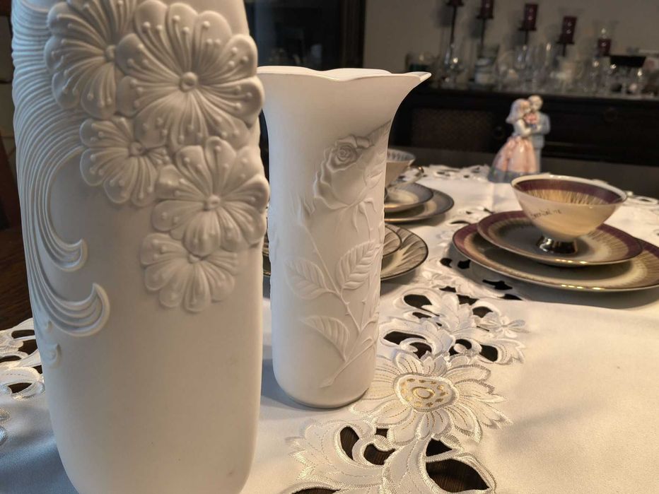 Wazon Kaiser Porzellan „Róża”, projekt M. Frey, porcelana biskwitowa