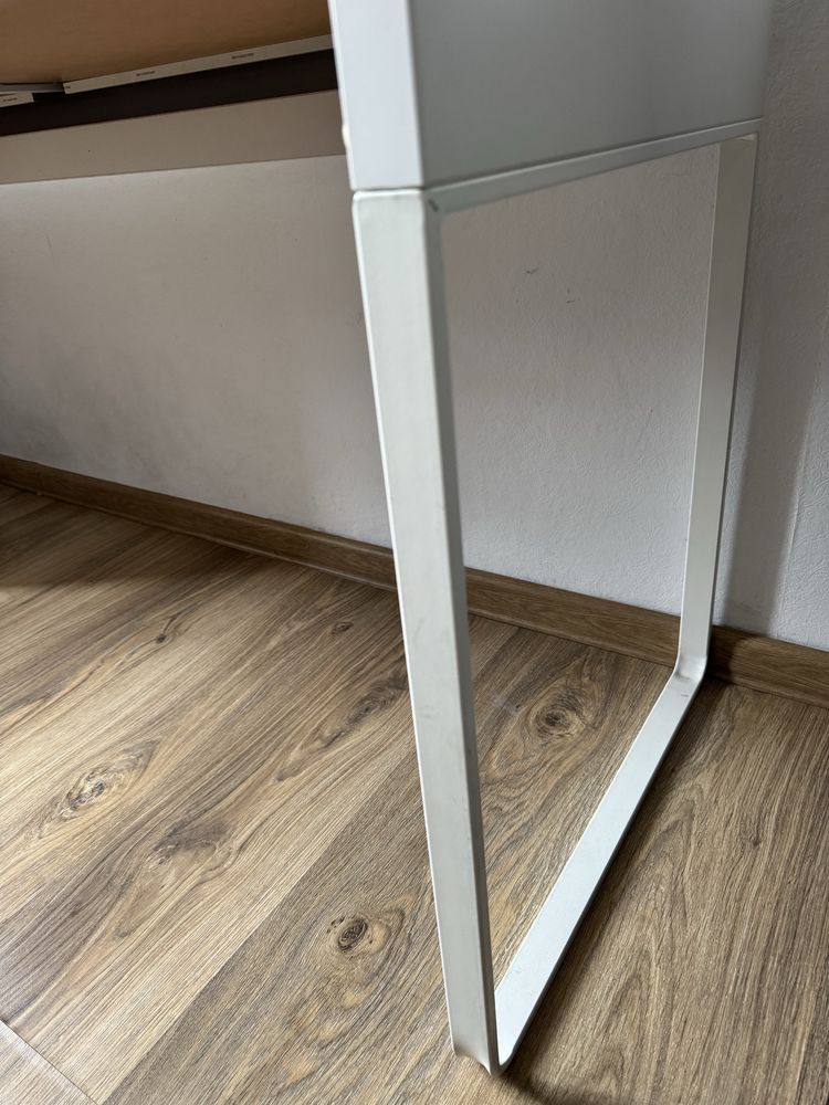 Białe biurko IKEA Micke