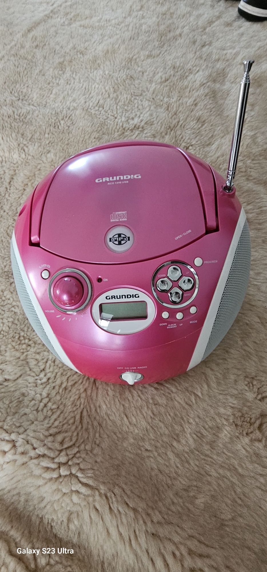 Vendo Grundig Rádio Leitor de CDs, Digital MP3, como NOVO.
A funcionar
