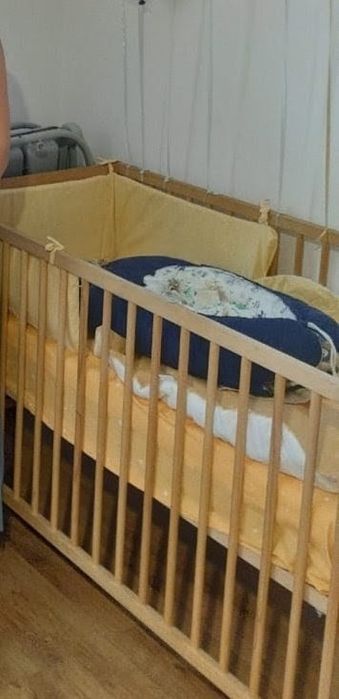 łóżeczko dzieciece na kółkach + ochraniacz