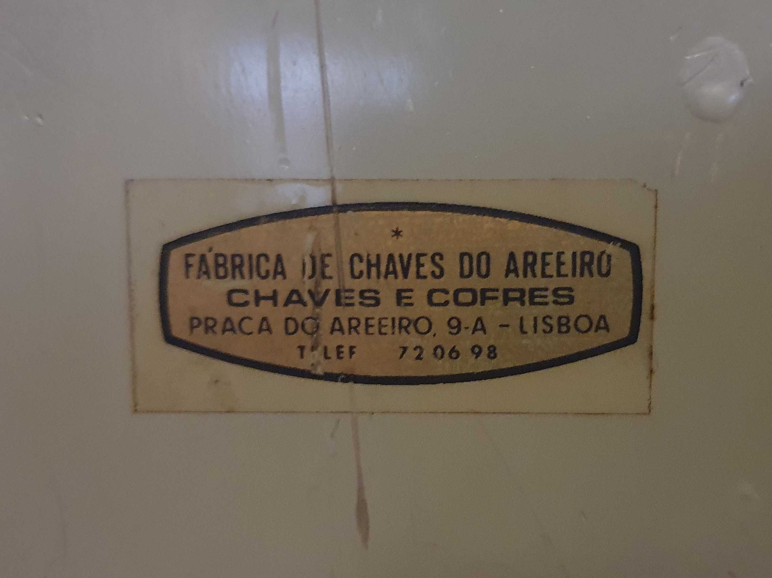Cofre vertical blindado, em ferro - Fábrica das Chaves do Areeiro