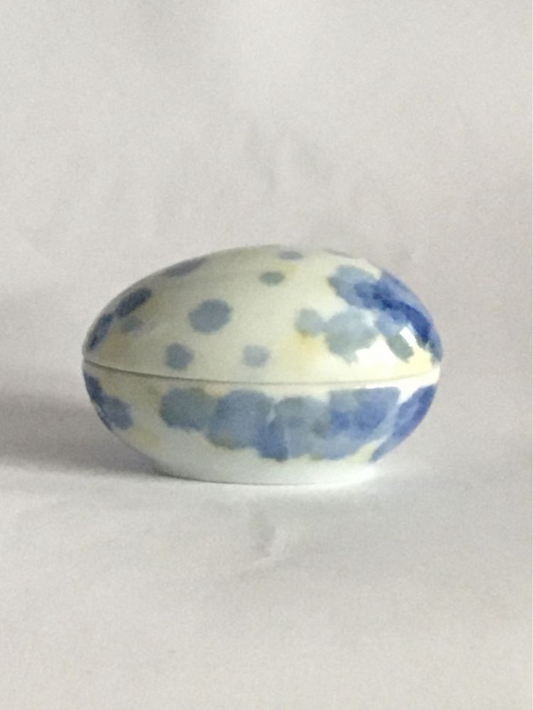 Porcelanowe jajko, małe puzderko na drobiazgi