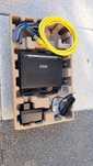 Router e cabos de alimentação