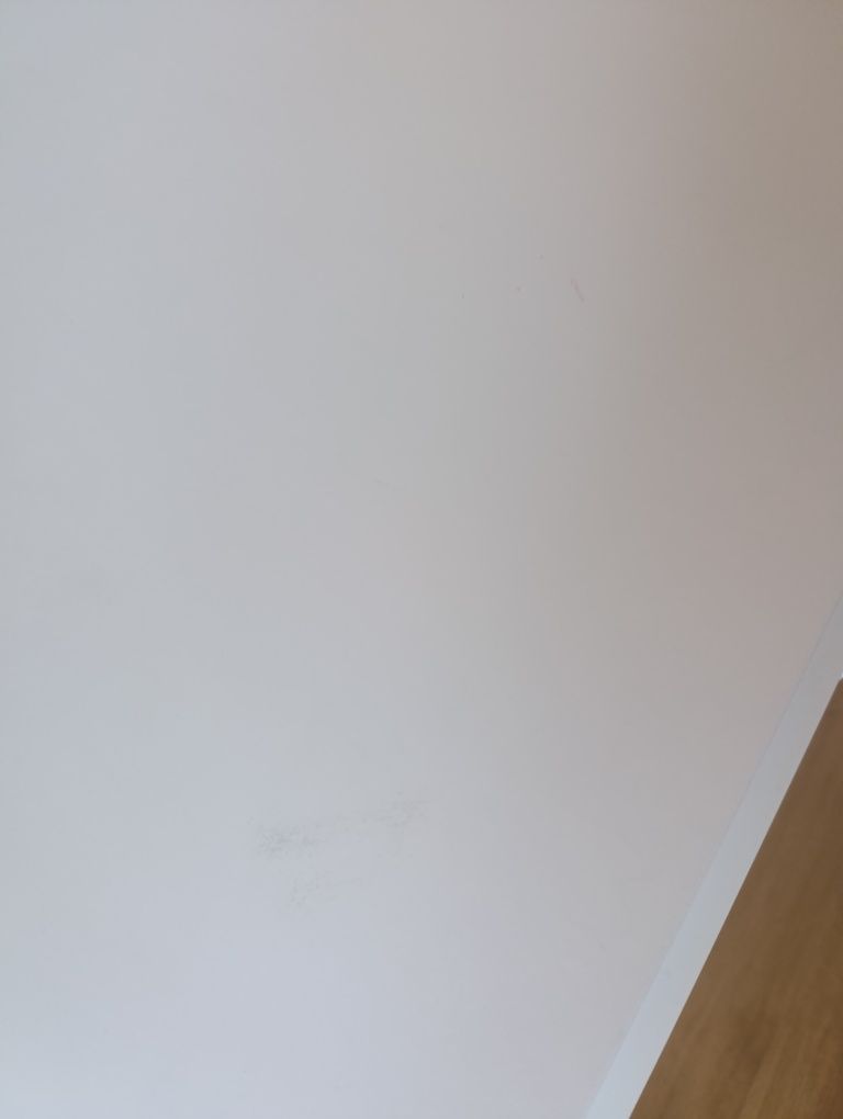 Biała skrzynia wysuwana ze stolikiem ikea