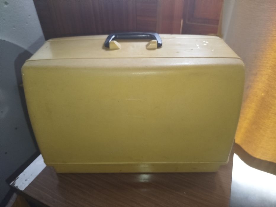 Máquina de costura com mala de transporte