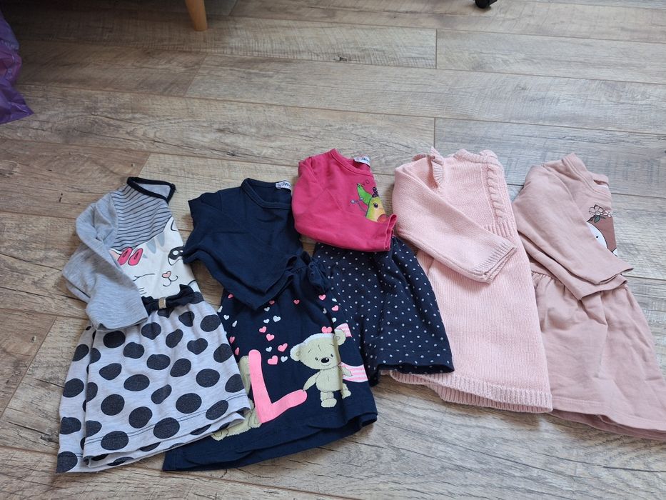 Sukienki r. 80- 5 sztuk
