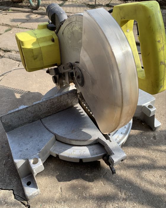 Торцевая пила по дереву