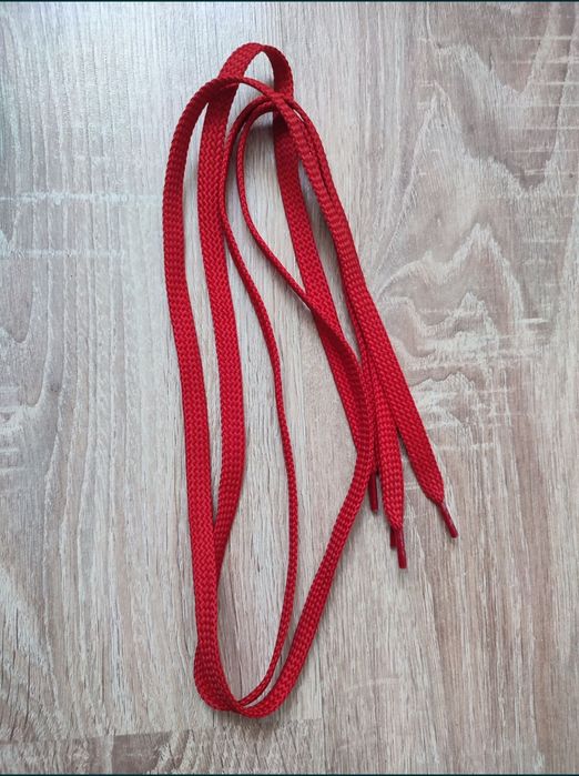 Czerwone płaskie sznurówki 90 cm