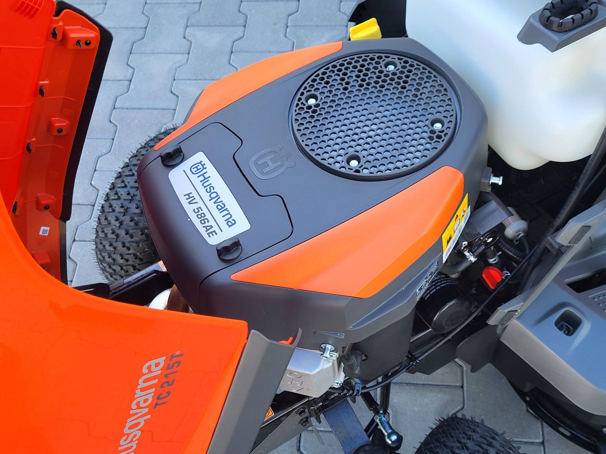 Husqvarna TC 215T V2 18KM 2025r po demo 8h traktorek kosiarka
