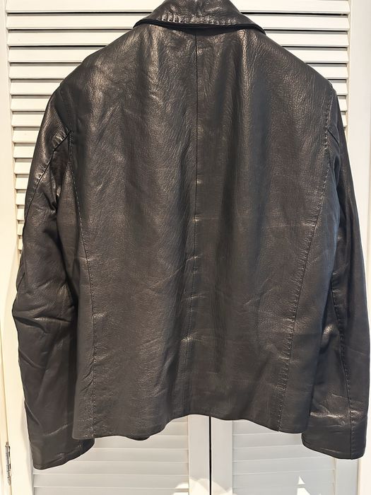 Чоловіча шкіряна куртка чорного кольору.