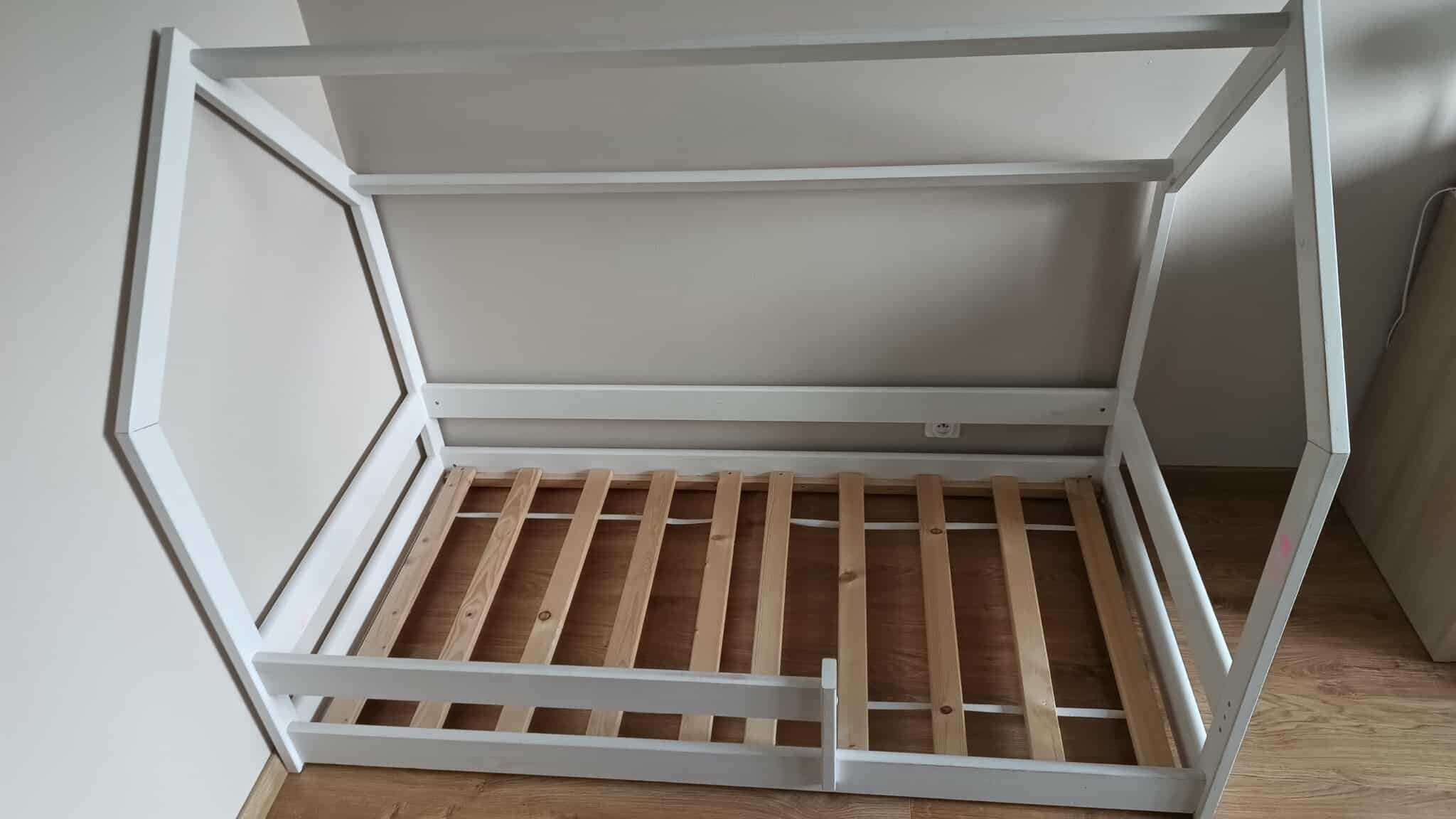 Łóżko domek białe z barierkami 160x80