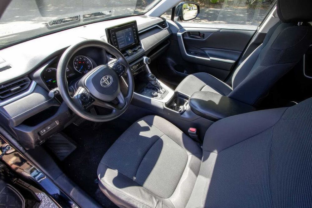Toyota RAV4 Hybrid LE      2021