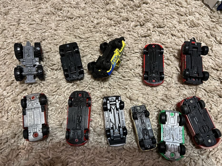 Машинки моделі різні