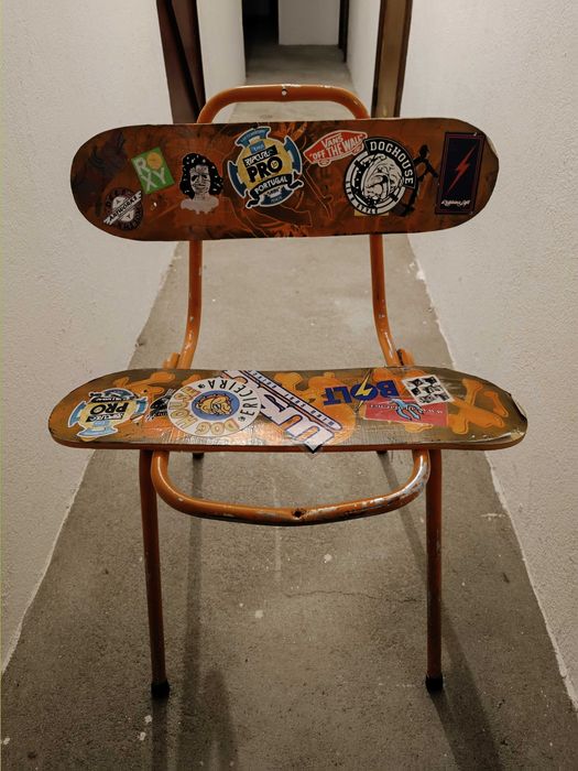 Cadeira Artística desenhada com duas pranchas de Surf