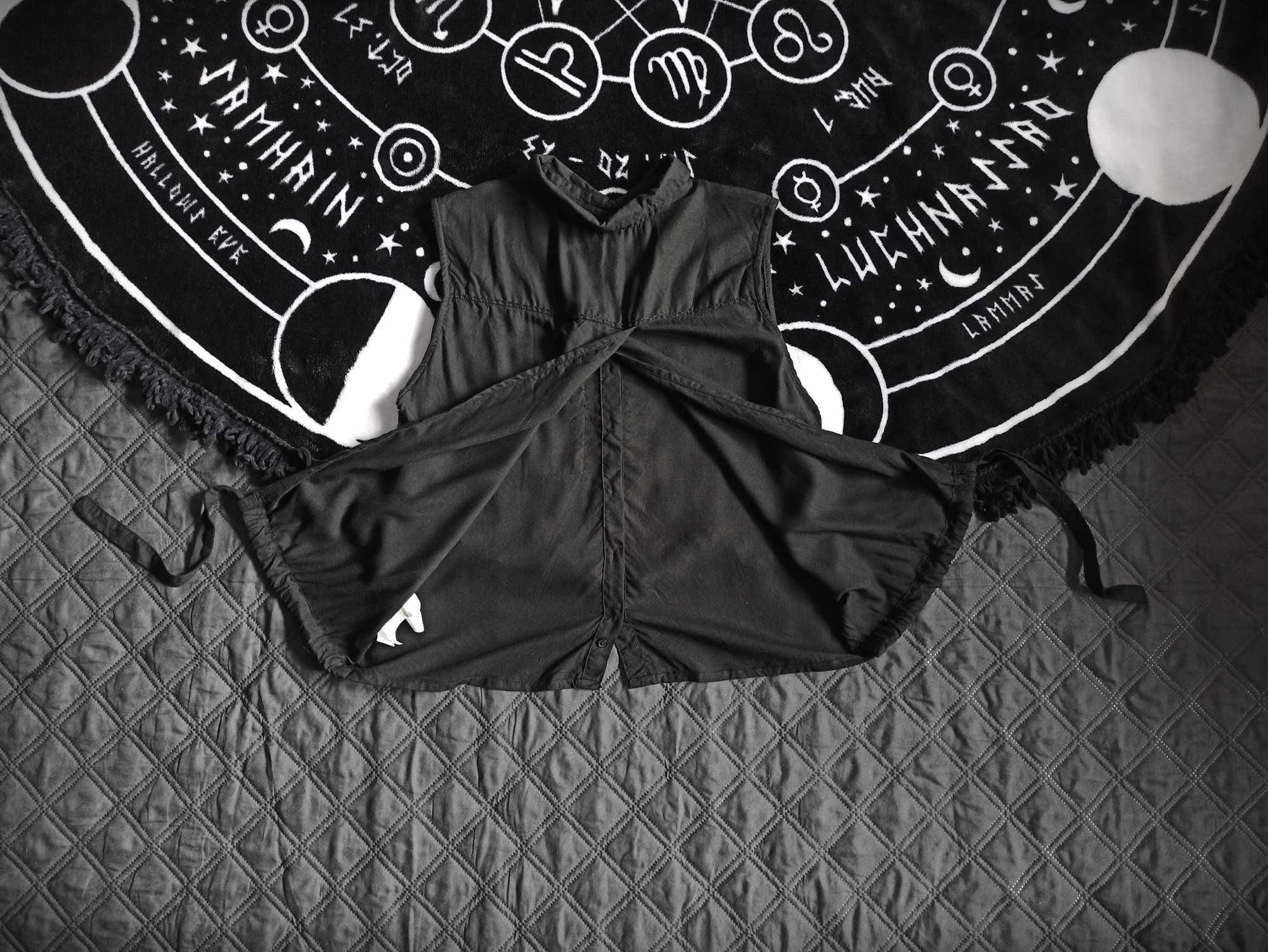 Czarna koszula bez rękawów bez pleców alternative nu goth