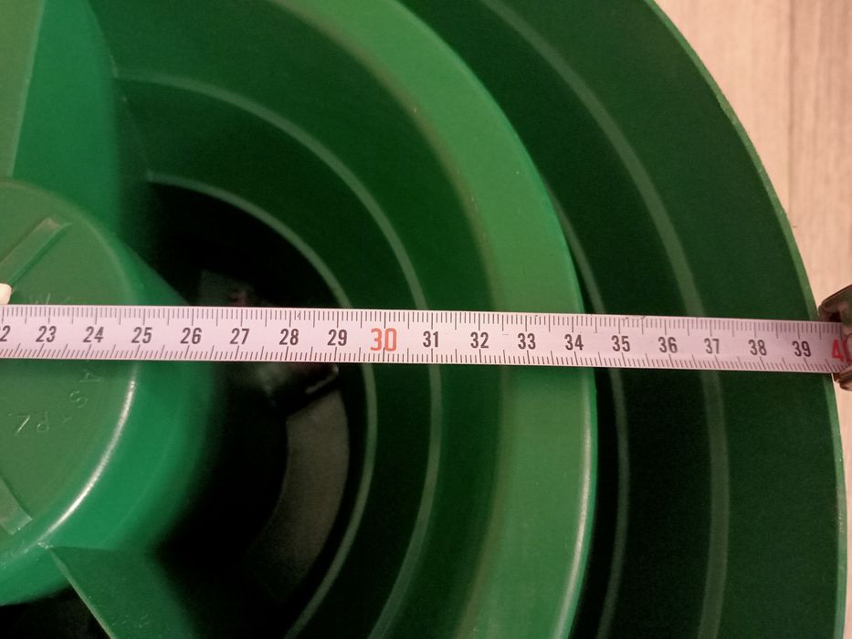 Plastikowy stojak na choinkę z zasobnikiem na wodę