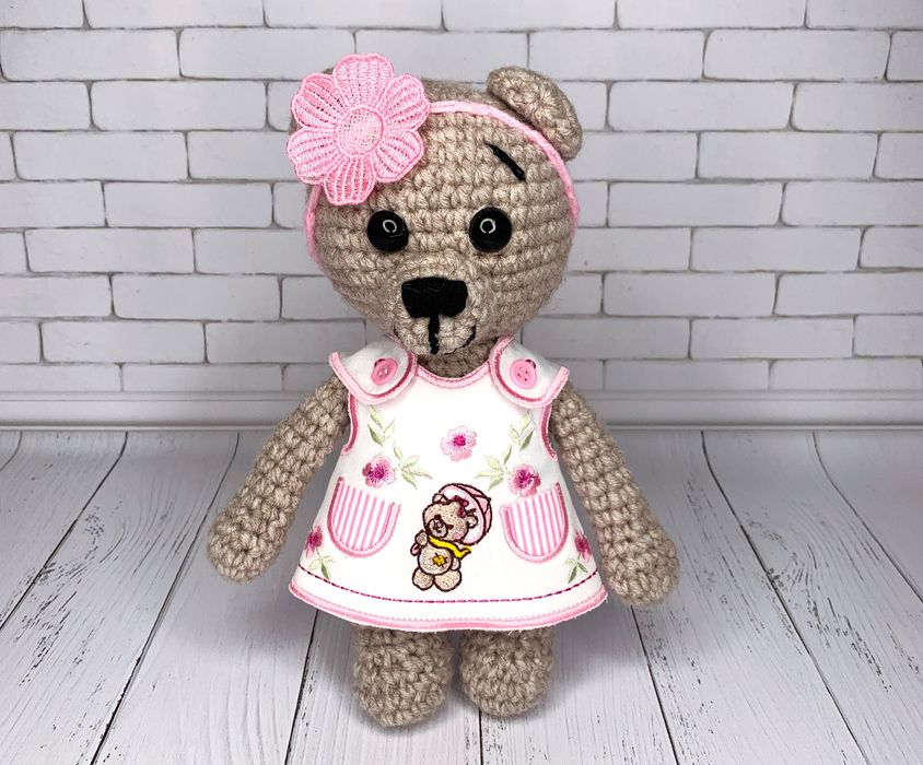 Мишка вязанный крючком в одежде.