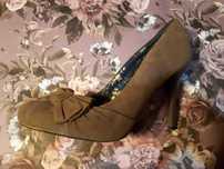 Sapatos de salto alto castanhos com laço atrás n° 40