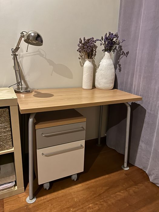 Conjunto de secretária com cadeira, móvel e candeeiro