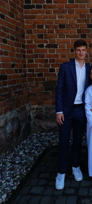 Granatowy Garnitur w Kratę