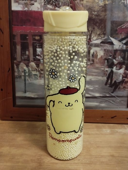 Пляшка для води з дизайном персонажа Sanrio на ім'я Pompompurin.