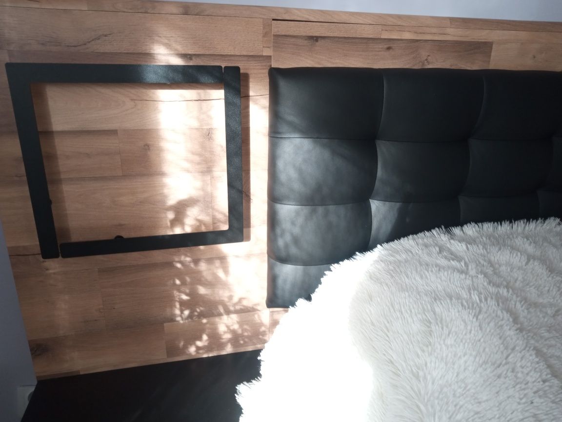 Łóżko z oświetleniem i szafkami