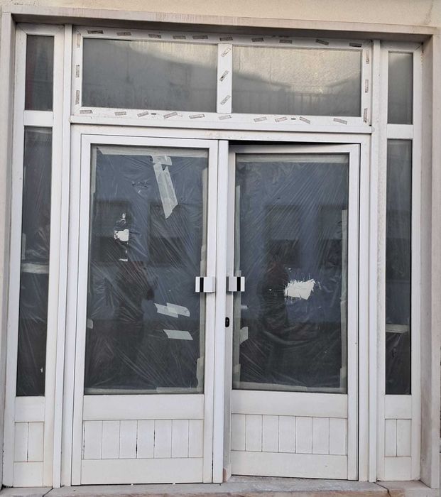 Porta loja e 2  janelas em alumínio com vidro duplo