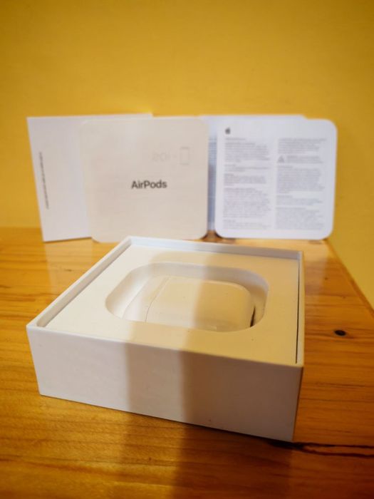 Кейс та коробка від Airpods