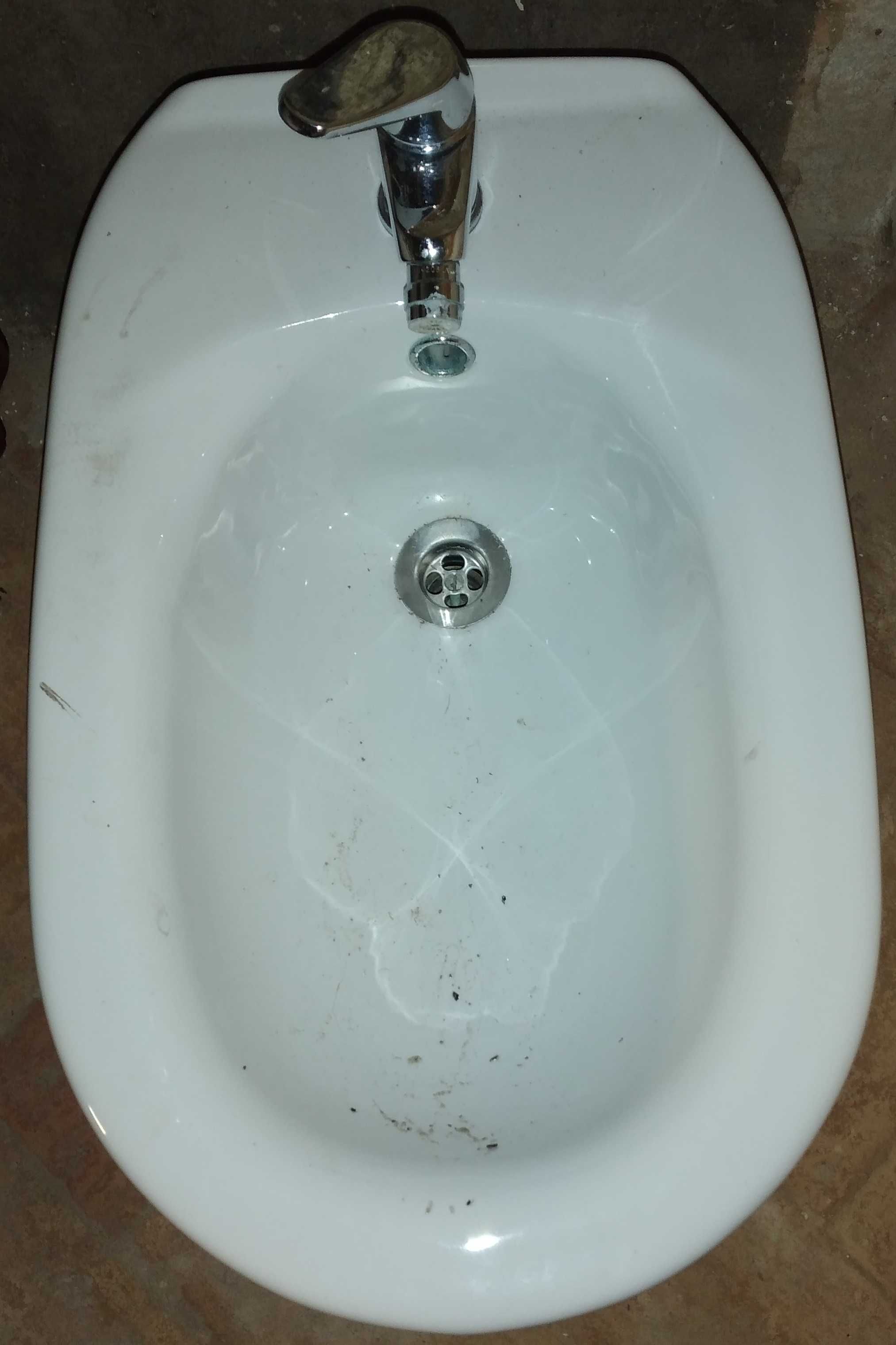 Bidet semi novo com torneira