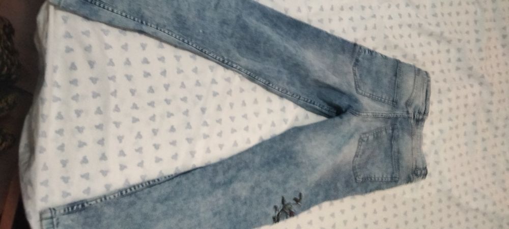 Calças ganga rosas estampadas