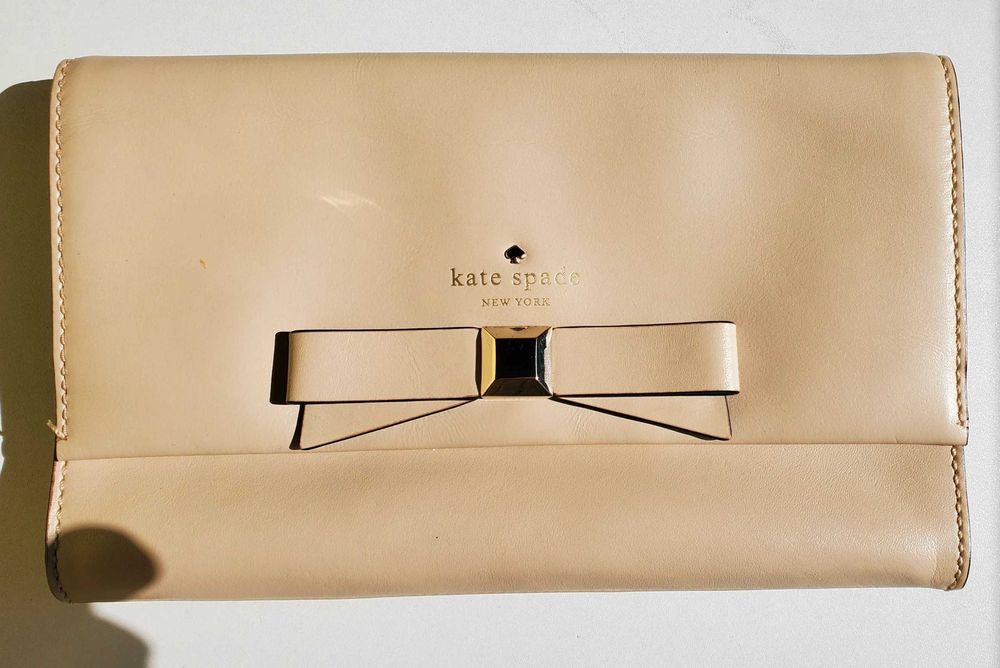 Oryginalna skórzana kopertówka Kate Spade – idealny stan
