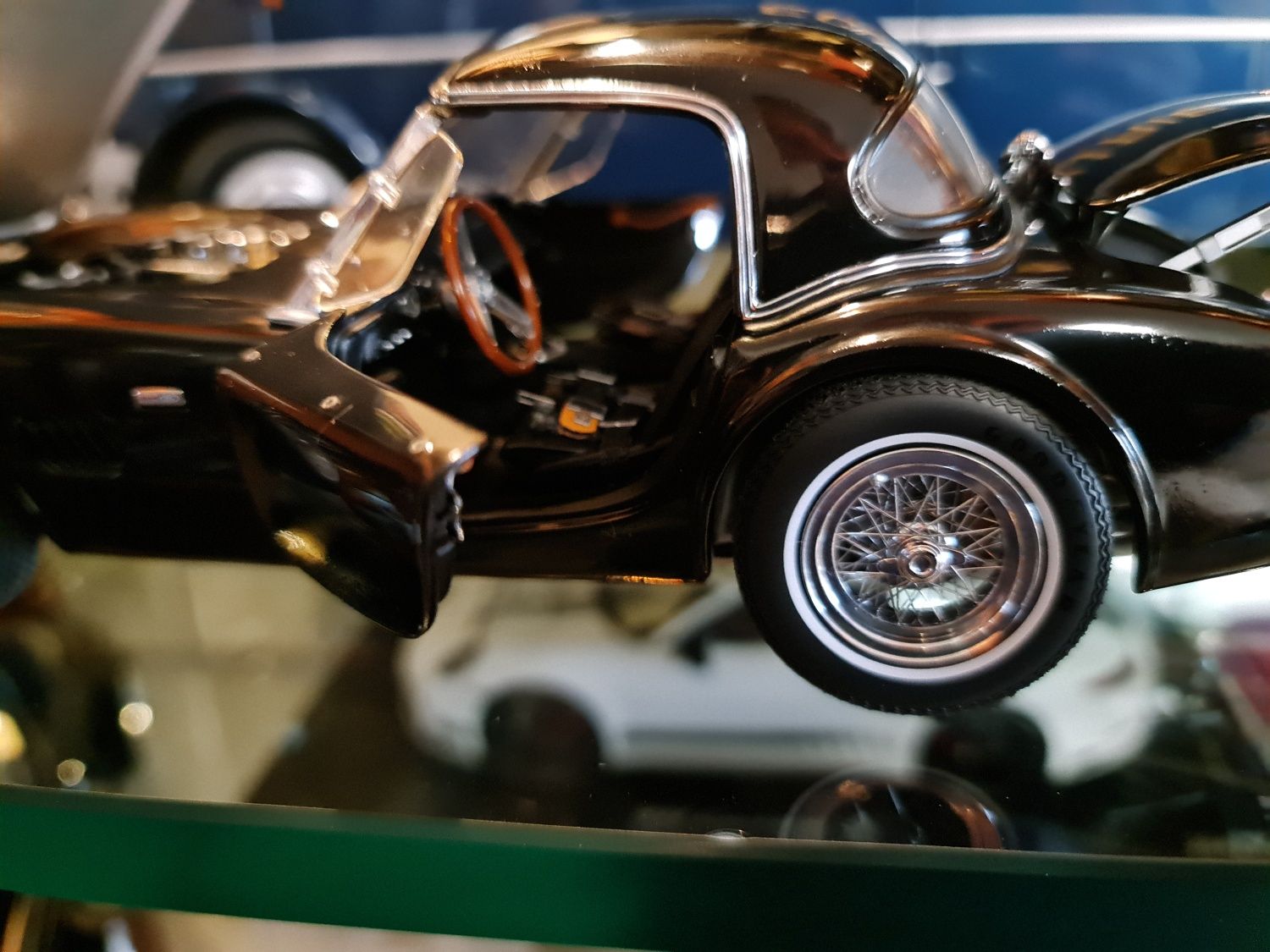 Miniatura Shelby 1:18