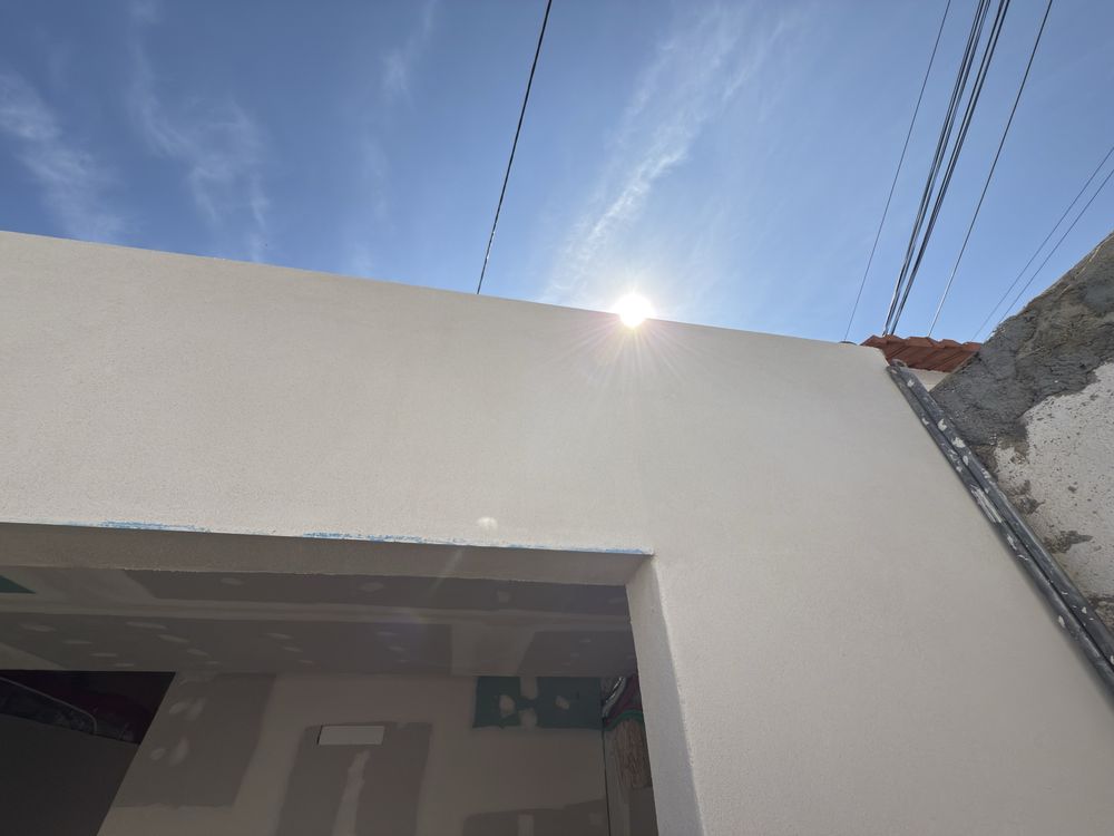 Trabalho com reparação de interior e exterior, capoto,  e pintura.