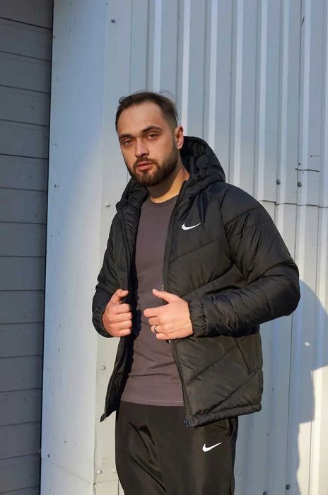 Куртка чоловіча демісезонна з капюшоном Nike чорна