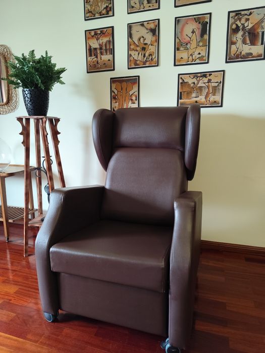 Cadeira Hospitalar Reclinável com Rodas